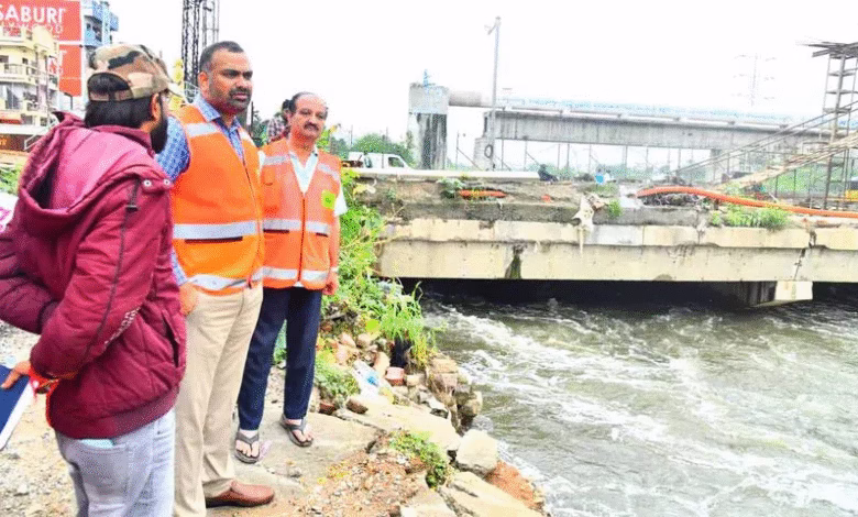 GHMC Commissioner R.V. Karnan Inspects Moosarambagh Bridge