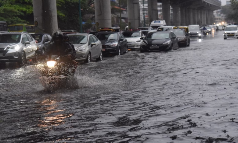 Torrential rains paralyze the city in Hyderabad, causing waterlogging, traffic jams and inconvenience to citizens